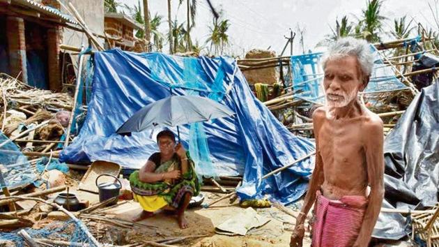 A man and a woman seen amid destruction in the aftermath of Cyclone Fani.(Arabinda Mahapatra / Hindustan Times)