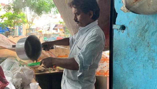 Ashok Kumar’s tea stall, near old Gurugram’s Budheshwar Temple, actually clings to an onion warehouse. (HT Photo) Ashok Kumar’s tea stall, near old Gurugram’s Budheshwar Temple, actually clings to an onion warehouse. (HT Photo)