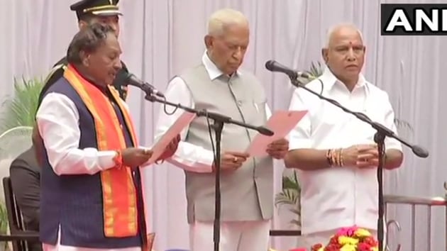 KS Eshwarappa takes oath as Karnataka Cabinet Minister in Bengaluru.(ANI photo)