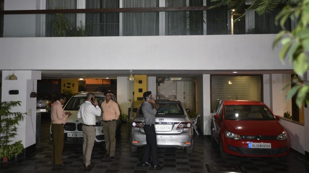 The CBI and the ED teams at senior Congress leader P Chidambaram’s house in New Delhi on August 20, 2019. (Photo by Biplov Bhuyan/HT) The CBI and the ED teams at senior Congress leader P Chidambaram’s house in New Delhi on August 20, 2019. (Photo by Biplov Bhuyan/HT)