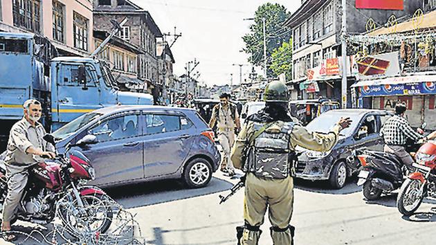 CRPF personnel stops vehicles near a barricade set up by police during restriction in downtown area of Srinagar, August 18(ANI)