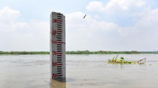 The water level meter showing the level of flow in the Yamuna River at Geeta Colony, New Delhi, on Monday, August 19, 2019. (Sanchit Khanna/HT PHOTO) The water level meter showing the level of flow in the Yamuna River at Geeta Colony, New Delhi, on Monday, August 19, 2019. (Sanchit Khanna/HT PHOTO)
