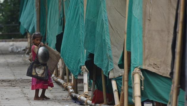 A child carries her belongings while shifting to a portable tent put up by Delhi government for people living in the floodplains after an increase in the water level of Yamuna river at Geeta Colony in New Delhi, on Monday, August 19, 2019.(Sanchit Khanna/HT PHOTO) A child carries her belongings while shifting to a portable tent put up by Delhi government for people living in the floodplains after an increase in the water level of Yamuna river at Geeta Colony in New Delhi, on Monday, August 19, 2019.(Sanchit Khanna/HT PHOTO)