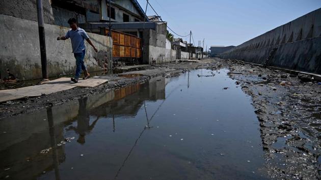 Relocating the country’s administrative and political heart may be an act of national preservation, but it effectively sounds the death-knell where many of the city’s 10 million residents have little means of escape. “When the floods came I used to tremble,” food stall owner Rasdi said. “I nearly drowned back in 2007 -- all my belongings were swept away and I had to start over again,” he added. (BAY ISMOYO / AFP) Relocating the country’s administrative and political heart may be an act of national preservation, but it effectively sounds the death-knell where many of the city’s 10 million residents have little means of escape. “When the floods came I used to tremble,” food stall owner Rasdi said. “I nearly drowned back in 2007 -- all my belongings were swept away and I had to start over again,” he added. (BAY ISMOYO / AFP)