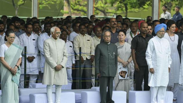 (From left) Interim Congress president Sonia Gnadhi, former vice-president Hamid Ansari, former president Pranab Mukherjee and former PM Manmohan Singh paying tributes to former prime minister the late Rajiv Gandhi on his 75th birth anniversary, at Veer Bhumi in New Delhi, on Tuesday. (PTI photo) (From left) Interim Congress president Sonia Gnadhi, former vice-president Hamid Ansari, former president Pranab Mukherjee and former PM Manmohan Singh paying tributes to former prime minister the late Rajiv Gandhi on his 75th birth anniversary, at Veer Bhumi in New Delhi, on Tuesday. (PTI photo)