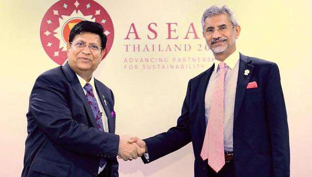 External Affairs Minister S Jaishankar met his Bangladeshi counterpart A K Abdul Momen and discussed ways to strengthen the bilateral ties.(PTI Photo)