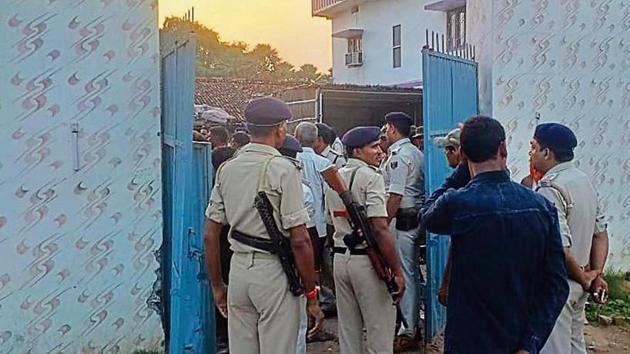 Police carry out searches for the absconding Bihar MLA Anant Singh.(HT Photo) Police carry out searches for the absconding Bihar MLA Anant Singh.(HT Photo)