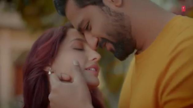 Pachtaoge music video stars Vicky Kaushal and Nora Fatehi.