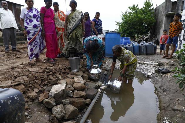 Drinking water and roads are absent at Antulenagar, Kondhwa in Pune. (HT Photo) Drinking water and roads are absent at Antulenagar, Kondhwa in Pune. (HT Photo)