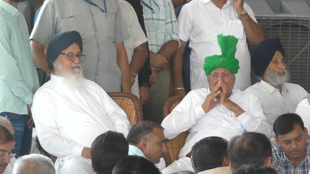 Shiromani Akali Dal patron Parkash Singh Badal and former Haryana CM Om Prakash Chautala at the prayer meet held in remembrance of latter’s wife late Sneh Lata in Sirsa.(HT Photo)