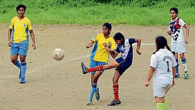 Players of Gurukul (yellow) and Hutchings (white) in action during zilla parishad girls u-14 semi-finals on Wednesday.(Shankar Narayan/ HT Photo)