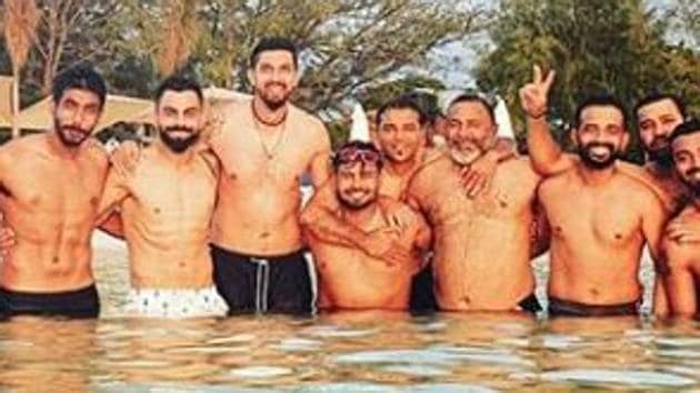 Indian cricket team pose for a picture at a beach in Antigua.(Virat Kohli/ Instagram)