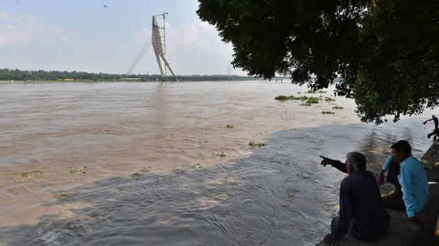 A view of Yamuna River as the water level rises at Wazirabad in New Delhi. Chief minister Arvind Kejriwal, while speaking on the sidelines of a government program, said, “The situation is under control. The government is closely monitoring the situation. All preparations are going on in full swing.” (Sanchit Khanna / HT Photo)