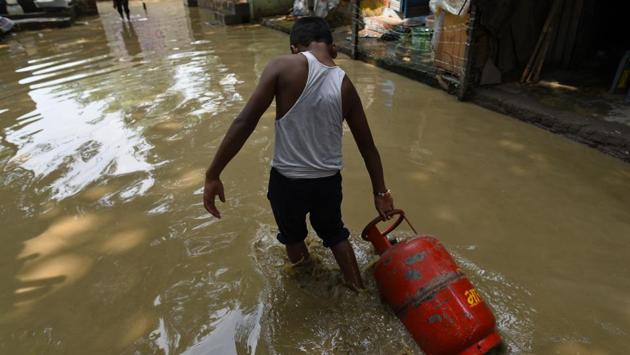 Water from the Yamuna River has breached the banks and entered houses and residential areas along the Yamuna Ghat at Kashmere Gate in New Delhi. “Food packets and drinking water are being supplied to people living in tents. Medical teams are making rounds. Mobile toilets have been set up. The tents are gradually filing up as the water level is rising and more people are being evacuated,” said a civil defence volunteer, working in one of the tent sites of Shahdara district. (Sanchit Khanna / HT Photo)