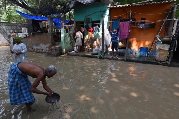 The flood water inundated several houses and shanties in low-lying areas at Kisan Colony and Yamuna Khadar. The Nigambodh Ghat cremation ground also got submerged. (Sanchit Khanna / HT Photo)