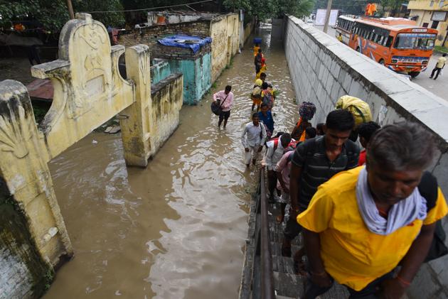 Residents being evacuated from low lying areas after water entered houses and residential areas at Kashmere Gate. The Delhi government had evacuated more than 16,000 people from low-lying areas along the river’s floodplains. More than 2,350 tents had been pitched across 48 locations in six districts, through which the river passes. Around 11,000 people have housed in these tents. (Sanchit Khanna / HT Photo)