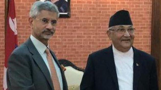 External affairs minister S Jaishankar with Nepal’s Prime Minister K P Sharma Oli.(Pihoto: @DrSJaishankar/ Twitter)