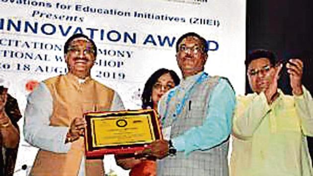 Kumar recieves the award from Union minister Ramesh Pokhrial.