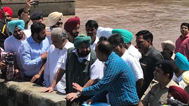 Punjab Chief Minister Captain Amarinder Singh inspecting the headworks station in Rupnagar, August 19, 2019.(HT Photo)