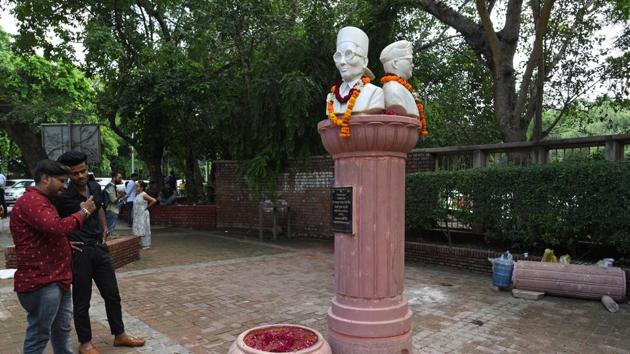 A view of the pillar bearing the busts of Veer Savarkar, Bhagat Singh and Netaji Subhash Chandra Bose that was installed at the Arts Faculty, North Campus in New Delhi on Tuesday. (Sanchit Khanna/HT PHOTO) A view of the pillar bearing the busts of Veer Savarkar, Bhagat Singh and Netaji Subhash Chandra Bose that was installed at the Arts Faculty, North Campus in New Delhi on Tuesday. (Sanchit Khanna/HT PHOTO)
