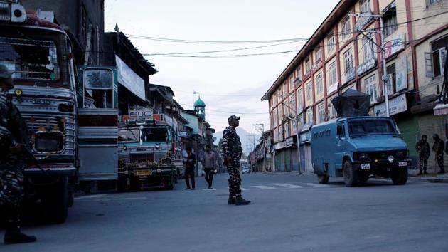 Security force personnel stand guard on a deserted road during restrictions after scrapping of the special constitutional status for Kashmir by the Indian government, in Srinagar, August 20, 2019. (REUTERS) Security force personnel stand guard on a deserted road during restrictions after scrapping of the special constitutional status for Kashmir by the Indian government, in Srinagar, August 20, 2019. (REUTERS)