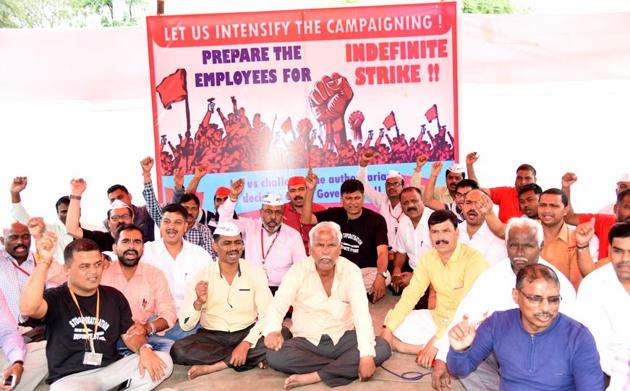 Workers on strike at the Dehu road factory on Wednesday.(HT/PHOTO)