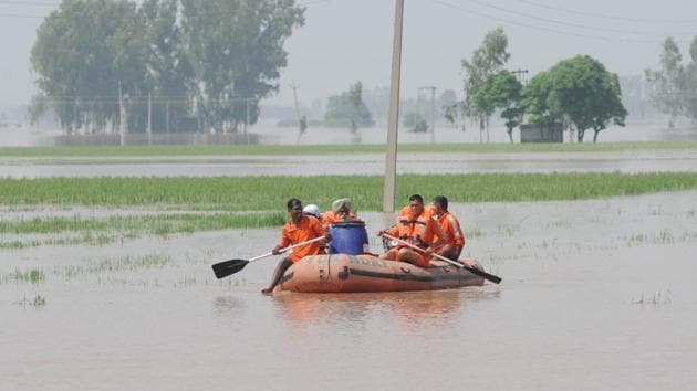 NDRF personnel carry drinking water for villagers affected by severe floods, at Jamaliwala Village, in Firozpur, Punjab, on Wednesday, August 21, 2019.(Pardeep Pandit / HT Photo) NDRF personnel carry drinking water for villagers affected by severe floods, at Jamaliwala Village, in Firozpur, Punjab, on Wednesday, August 21, 2019.(Pardeep Pandit / HT Photo)