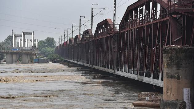 The old iron bridge on Yamuna was thrown open to traffic on Wednesday after the water levels of the river started receding. (Raj K Raj/HT PHOTO) The old iron bridge on Yamuna was thrown open to traffic on Wednesday after the water levels of the river started receding. (Raj K Raj/HT PHOTO)