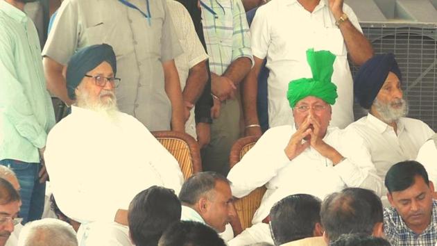 Shiromani Akali Dal patron Parkash Singh Badal and former Haryana CM Om Prakash Chautala at the prayer meet held in remembrance of latter’s wife late Sneh Lata in Sirsa.(HT Photo)