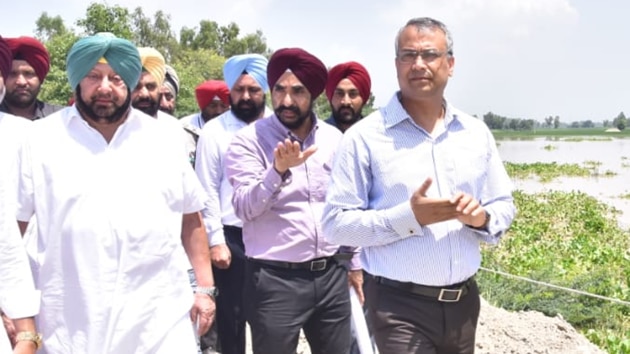 Punjab CM Capt Amarider Singh during an inspection of a flood-affected area in the state, August 22, 2019.(Pardeep Pandit / HT Photo)