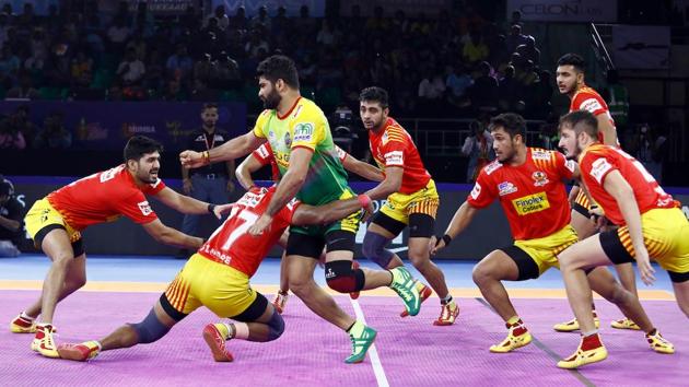 Pardeep Narwal struggles to get past Gujarat defenders.(PKL)