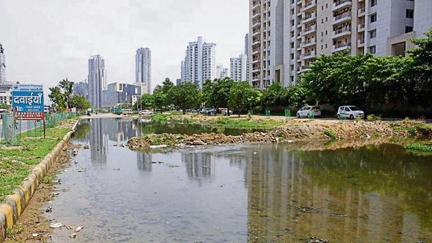 Sewage overflowing on to the main street, from both sewers and stormwater drains at Sector 67 Sohna Road, in Gurugram.(Yogendra Kumar/Hindustan Times)