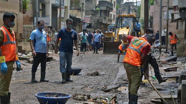 Mumbai corporation workers cleaning the street after water level recede in Sangli. (Uday Deolekar/ Hindustan Times) Mumbai corporation workers cleaning the street after water level recede in Sangli. (Uday Deolekar/ Hindustan Times)