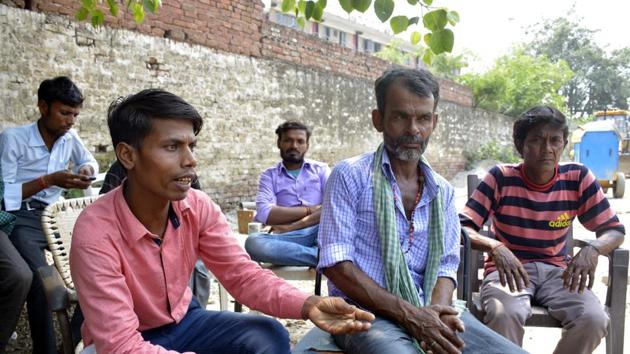 The family workers of the deceased workers talk about the incident.(Sakib Ali/Hindustan Times)