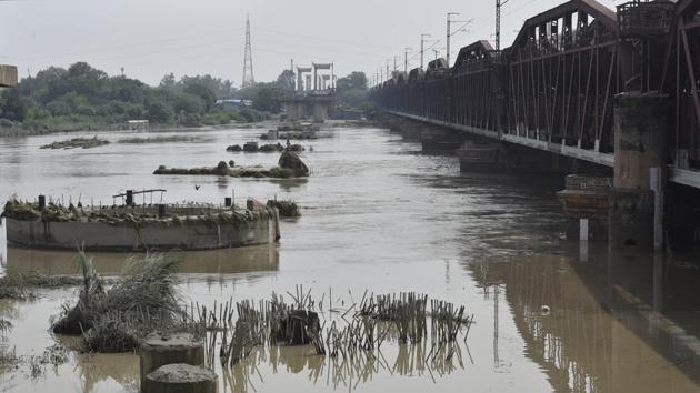 A view of Yamuna near the Old Iron Bridge after water levels in the Yamuna River began dropping in New Delhi. (Sonu Mehta/HT PHOTO) A view of Yamuna near the Old Iron Bridge after water levels in the Yamuna River began dropping in New Delhi. (Sonu Mehta/HT PHOTO)