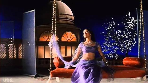 Aishwarya Rai Bachchan in a still from Hum Dil De Chuke Sanam’s song Chand Chhupa Badal Me. Over the decades, the Hindi film songwriter’s imagination has been to the Moon and back only a few hundred times.(YouTube)