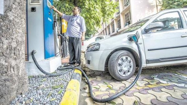 India wants its automobile industry to progressively shift to electric vehicles as part of its strategy to fulfil its climate change commitments.(Mint file)