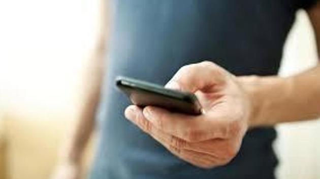 a man was duped of Rs. 4.2 lakh on the pretext of upgrading cellphone’s SIM card from 3G to 4G by an unknown person. (HT FILE) a man was duped of Rs. 4.2 lakh on the pretext of upgrading cellphone’s SIM card from 3G to 4G by an unknown person. (HT FILE)