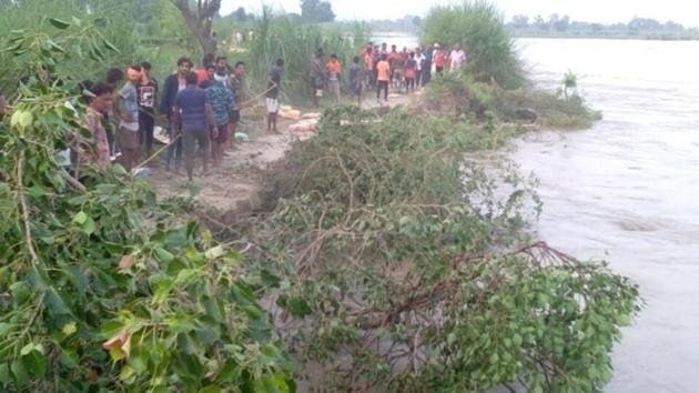 Villagers trying to save the embankment a major portion of which was washed away after Pakistan released more water, at Tendiwal village near Ferozepur on Saturday (HT Photo) Villagers trying to save the embankment a major portion of which was washed away after Pakistan released more water, at Tendiwal village near Ferozepur on Saturday (HT Photo)