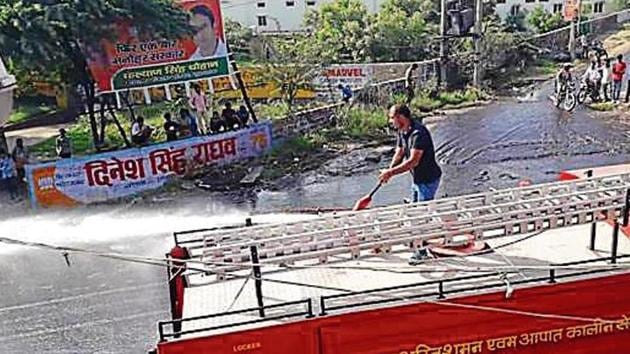 The incident took place around 7.30am near Tikona Park on Tauru-Sohna Road, around 25 kilometres from Gurugram. A private school bus moving towards Sohna city applied sudden brakes, following which the oil tanker lost its balance and overturned. (HT FILE) The incident took place around 7.30am near Tikona Park on Tauru-Sohna Road, around 25 kilometres from Gurugram. A private school bus moving towards Sohna city applied sudden brakes, following which the oil tanker lost its balance and overturned. (HT FILE)