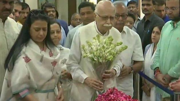 Veteran BJP leader Lal Krishna Advani pays tribute to former Union Finance Minister Arun Jaitley, who passed away at AIIMS,Delhi.(Photo : ANI/ Twitter)