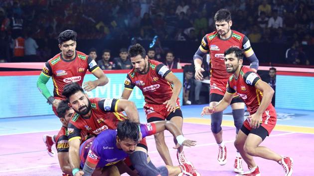 Bengaluru defence under attack from Delhi raider.(PKL)