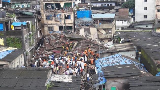 The Bhiwandi Nizampura City Municipal Corporation (BNCMC) said civic body officials and a fire brigade team had evacuated the families staying in the building in Shanti Nagar area shortly after residents informed them that the building’s plaster was falling off.(PRAFUL GANGURDE/ HT PHOTO)