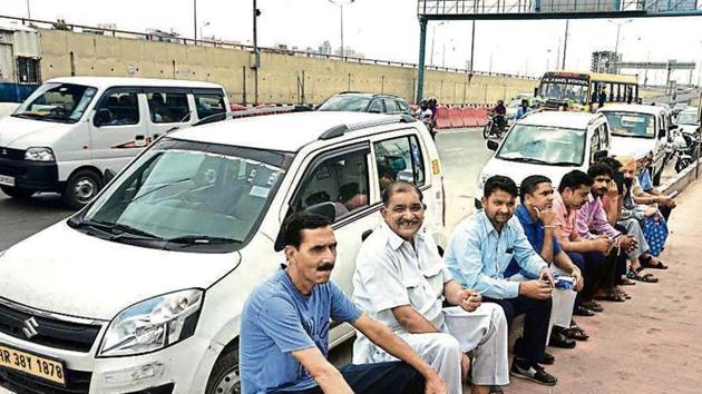 Taxis and drivers line up to receive Radio-frequency identification (RFID) tag, at NH-24, Ghazipur, in New Delhi, on Friday, August 16, 2019. Without RFID, no commercial vehicle will be allowed entry in Delhi. This system will be implemented from tonight. RFID tags have been arranged at six locations on the state borders. (Sonu Mehta / Hindustan Times) Taxis and drivers line up to receive Radio-frequency identification (RFID) tag, at NH-24, Ghazipur, in New Delhi, on Friday, August 16, 2019. Without RFID, no commercial vehicle will be allowed entry in Delhi. This system will be implemented from tonight. RFID tags have been arranged at six locations on the state borders. (Sonu Mehta / Hindustan Times)