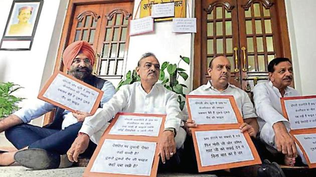BJP MLAs started to urge Speaker Ram Niwas Goel to initiate a discussion and pass a “congratulatory resolution” in the House for the division of Jammu & Kashmir into two union territories — Ladakh and J&K — during the question hour. (HT FILE) BJP MLAs started to urge Speaker Ram Niwas Goel to initiate a discussion and pass a “congratulatory resolution” in the House for the division of Jammu & Kashmir into two union territories — Ladakh and J&K — during the question hour. (HT FILE)
