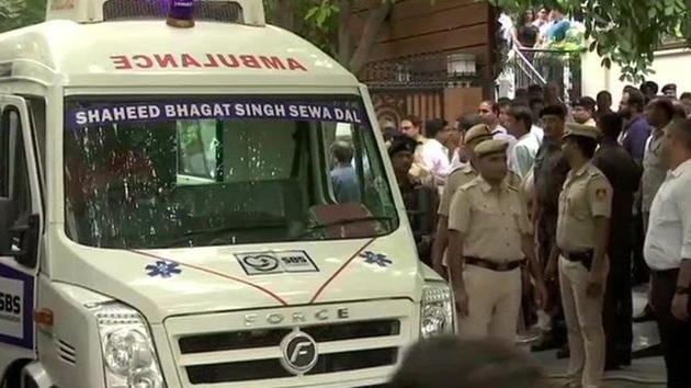 Mortal remains of former Union Finance Minister Arun Jaitley brought to his residence.(ANI photo)