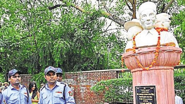 Security personnel have been deployed to guard the statue of Veer Savarkar, Bhagat Singh and Subhash Chandra Bose at Arts Faculty, North Campus in New Delhi(Sanchit Khanna/HT PHOTO)