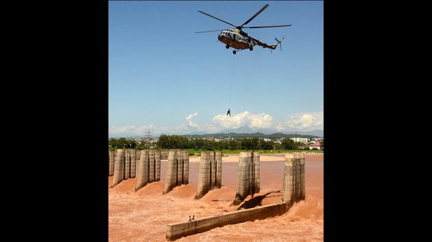 An Indian Air Force helicopter rescues fishermen who were trapped in floodwaters in the River Tawi, in Jammu, Jammu and Kashmir. (Nitin Kanotra / HT Photo) An Indian Air Force helicopter rescues fishermen who were trapped in floodwaters in the River Tawi, in Jammu, Jammu and Kashmir. (Nitin Kanotra / HT Photo)