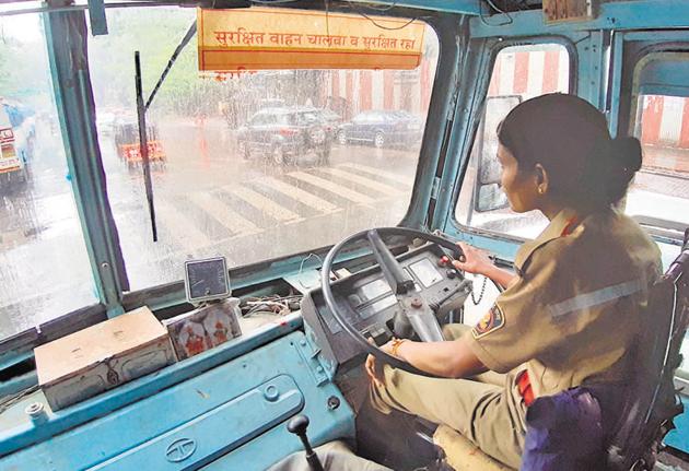 msrtc-begins-training-for-first-of-10-000-women-bus-drivers-in-pune