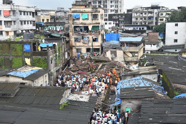 Two died and five were injured when the ground plus four floored Munnavar building collapsed in Bhiwandi, Maharashtra. Twenty-two families were evacuated from the building which was illegally built. (Praful Gangurde / HT Photo) Two died and five were injured when the ground plus four floored Munnavar building collapsed in Bhiwandi, Maharashtra. Twenty-two families were evacuated from the building which was illegally built. (Praful Gangurde / HT Photo)